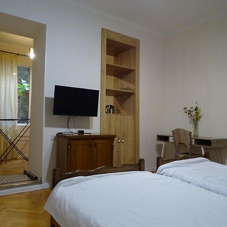 Vake Super Quiet And Comfy Apartment With A Yard Тбилиси Екстериор снимка